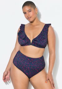 Set bikini a vita alta con scollatura a V profonda e Spalline a volant, in un tessuto blu scuro con un motivo leopardato rosa e nero.