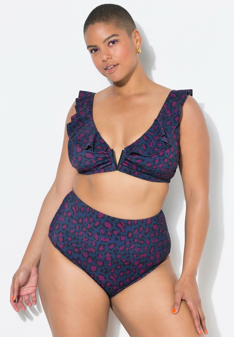 Set bikini a vita alta con scollatura a V profonda e Spalline a volant, in un tessuto blu scuro con un motivo leopardato rosa e nero.
