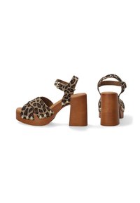 Leopardmuster-Plattformsandalen mit einem Holzblockabsatz und großen Metallnieten. Sie verfügen über einen Knöchelriemen mit einer Schnallenverschluss.