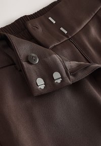 Next REGULAR FIT - ELASTIC BACK WIDE  - Pantalon classique - chocolate brown