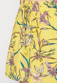 ONLY ONLRILLA LOOSE  - Calções - spicy mustard