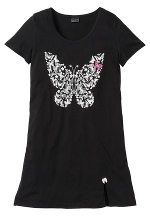 Maglietta nera in cotone con un design di farfalla bianca e rosa realizzato con motivi floreali, con un piccolo cuore decorativo vicino all'orlo.