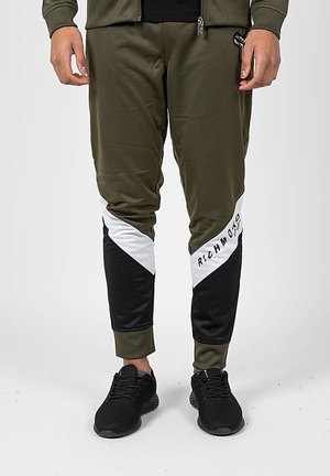 Sportliche Jogginghosen in Olivgrün mit diagonalen Akzenten in Schwarz und Weiß; sie verfügen über eine körpernahe Passform und elastische Bündchen.