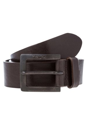 Cintura in pelle marrone scuro con fibbia metallica rettangolare incisa con il nome del marchio "Wrangler", arrotolata su sfondo bianco.