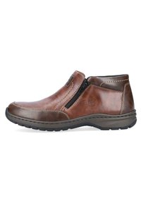 Brauner Leder-Slipper mit seitlichem Reißverschluss, glatte Oberfläche, kontrastierende Nähte und einer strukturierten Gummisohle. Lässiges Design mit minimalen Akzenten.