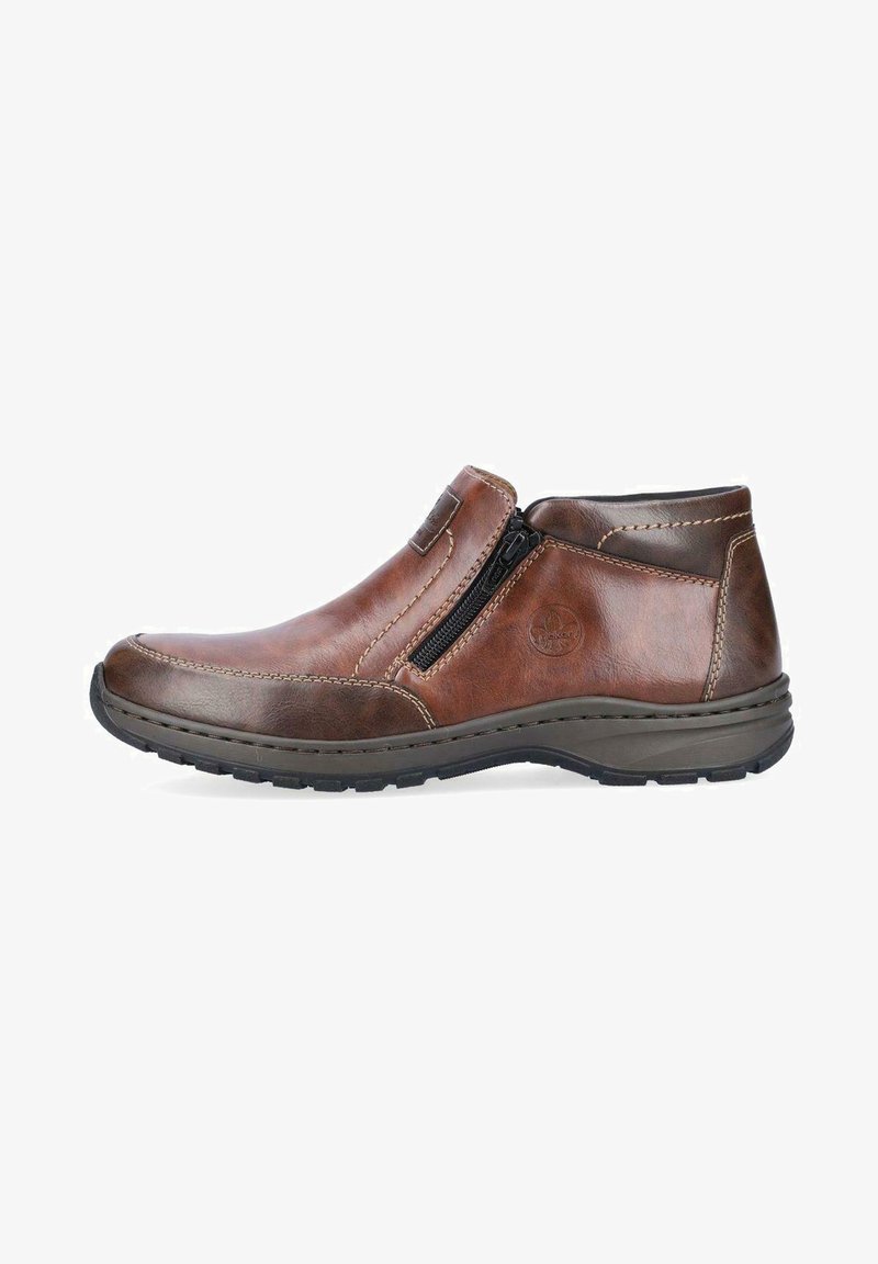 Brauner Leder-Slipper mit seitlichem Reißverschluss, glatte Oberfläche, kontrastierende Nähte und einer strukturierten Gummisohle. Lässiges Design mit minimalen Akzenten.