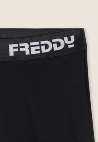 Fascia in tessuto nero con logo "FREDDY" bianco stampato lungo la parte superiore su uno sfondo chiaro e semplice.