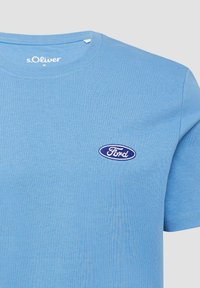 Lichtblauw T-shirt met ronde hals en Ford-logo geborduurd op de linkerkant van de borst, met s.Oliver bedrukt aan de binnenkant van de kraag.