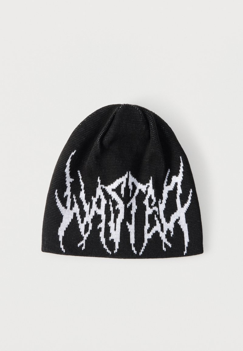 Μαύρο πλεκτό σκουφάκι με λευκό στιλιζαρισμένο γραφικό κείμενο που γράφει "WASTED" στο μπροστινό μέρος.