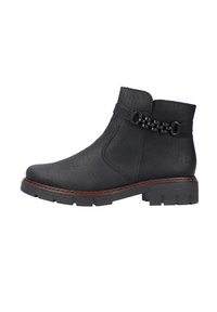Bottine noire en cuir synthétique texturé, avec un détail en chaîne tressée et une semelle brune contrastante avec un motif de crampons.