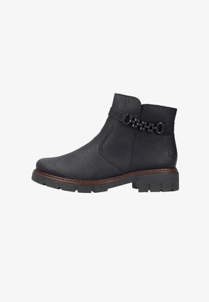 Schwarze Knöchelstiefel aus strukturiertem Kunstledermaterial, ausgestattet mit einem geflochtenen Kettendetail und einer kontrastierenden braunen Sohle mit Profil.