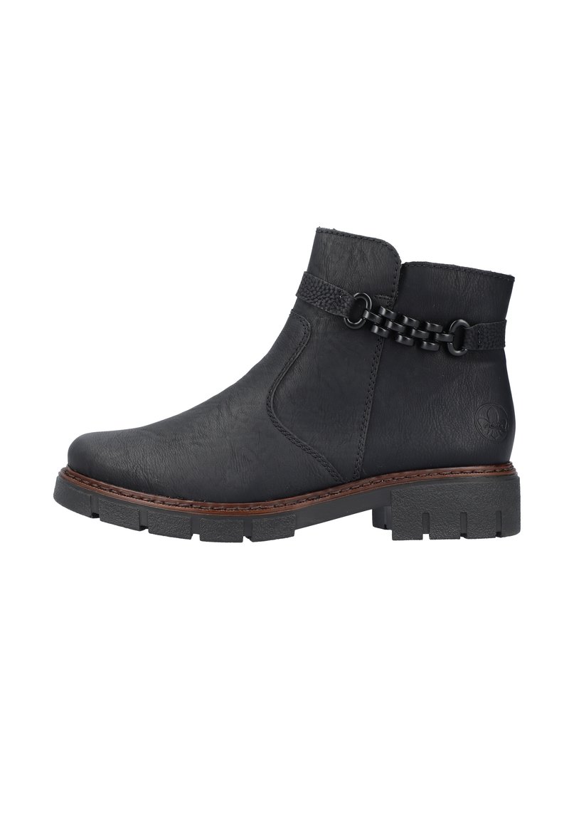 Bottine noire en cuir synthétique texturé, avec un détail en chaîne tressée et une semelle brune contrastante avec un motif de crampons.