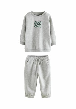 Jasnoszara dziecięca bluza z napisem "Cool Kids Club" i dopasowanymi, elastycznymi spodniami dresowymi z gumką w pasie i przy kostkach.