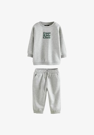 Jasnoszara dziecięca bluza z napisem "Cool Kids Club" i dopasowanymi, elastycznymi spodniami dresowymi z gumką w pasie i przy kostkach.