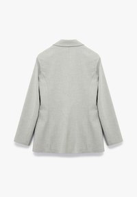 Lichtgrijze blazer van een getextureerde stof, met een traditionele kraag en lange mouwen. Bevat een rugventilatie voor bewegingsgemak.