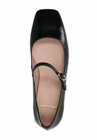Schwarze Lackleder-Mary-Jane-Schuh mit quadrater Zehenpartie, Knöchelriemen und einer goldenen Schnalle, ausgestattet mit einem glatten Innenfutter und minimalen Details.