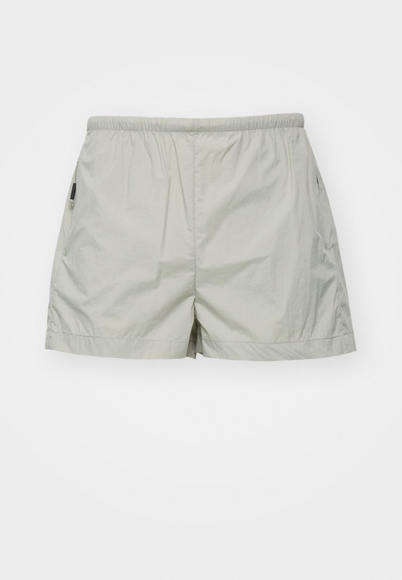 Shorts gris clair en tissu léger, dotés d'une taille élastique et de fentes latérales pour plus de mobilité. Design simple sans embellissements.