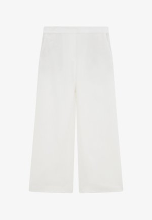 Weiße, weit geschnittene Hosen aus einem strukturierten Stoff, mit flachem Bund und seitlichen Taschen. Der Saum ist gerade und ungesäumt.
