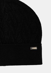 Gorro de lana negro con un patrón de trenzas texturizado y un puño acanalado. Incluye una pequeña etiqueta de marca plateada en el puño.