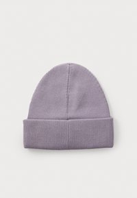 Cappello beanie lavorato a maglia di colore viola con un bordo a coste ripiegato. Il tessuto appare morbido ed elastico, con una texture liscia e una sommità arrotondata.