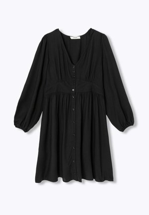 Petite robe noire en tissu doux, dotée d'un décolleté en V, de manches longues bouffantes et d'un devant boutonné avec une taille froncée.