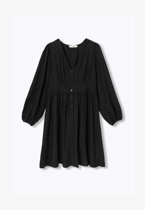 Petite robe noire en tissu doux, dotée d'un décolleté en V, de manches longues bouffantes et d'un devant boutonné avec une taille froncée.