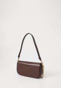 Dunkelbraune Lederschultertasche mit gewölbtem Deckel, verstellbarem Riemen und goldenen Kettendetails auf weißem Hintergrund.