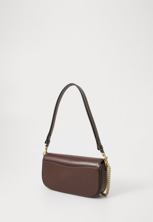 Sac à épaule en cuir marron foncé avec rabat incurvé, bandoulière réglable et détail en chaîne dorée sur fond blanc uni.