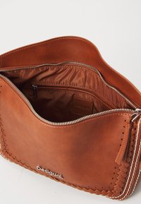 Borsa a tracolla in pelle marrone con una superficie testurizzata, dotata di chiusura con zip, tasca interna e cuciture decorative lungo i bordi.