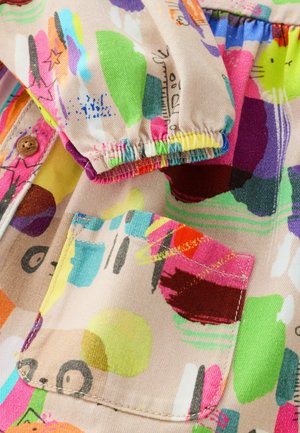 Bunt bedruckter Baumwollstoff mit verspielten Pinselstrichmustern in Pink, Grün, Gelb und Lila. Enthält eine Vordertasche und einen Knopfdetails.