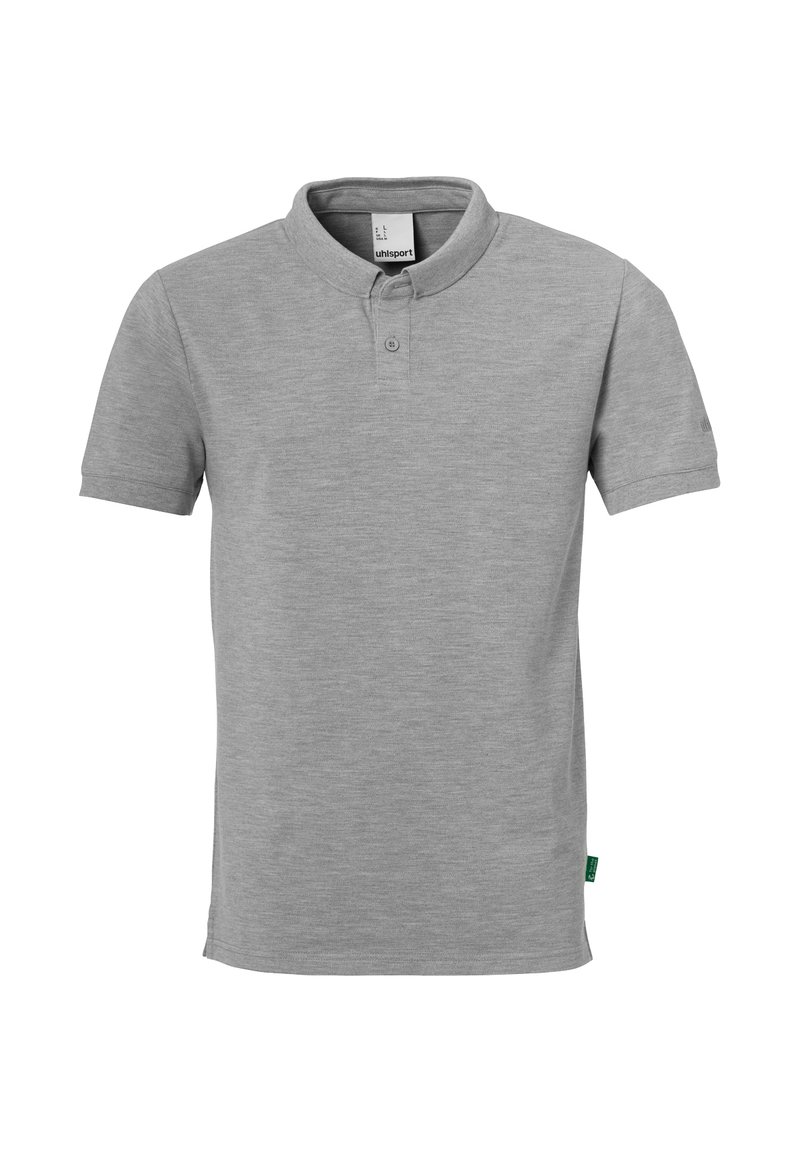 Lichtgrijze polo met korte mouwen, voorzien van een twee-knops knoopsluiting en een ronde kraag, met een klein groen label nabij de zoom aan de rechterzijde.