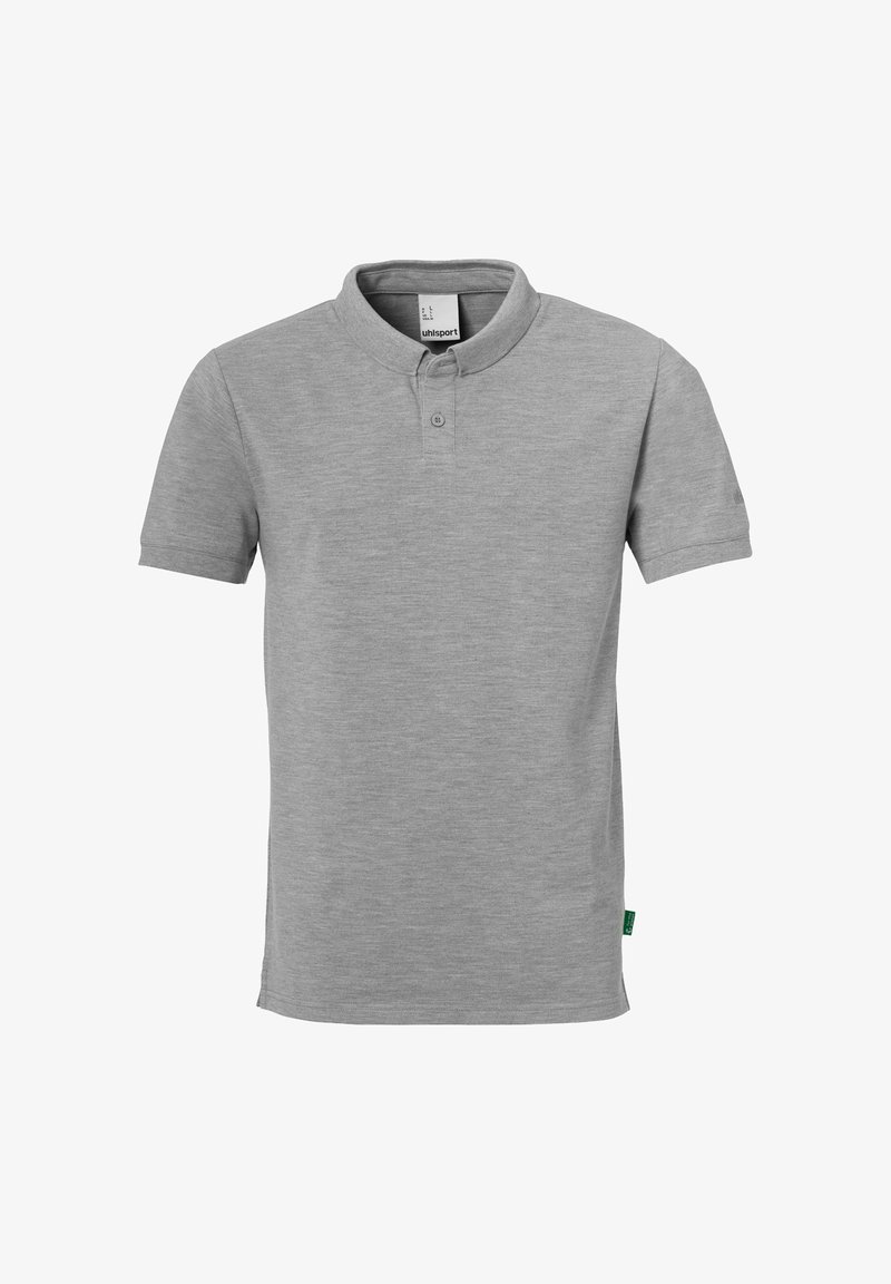 Lichtgrijze polo met korte mouwen, voorzien van een twee-knops knoopsluiting en een ronde kraag, met een klein groen label nabij de zoom aan de rechterzijde.