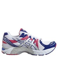 Zapatilla deportiva blanca con acentos azules y rojos, parte superior de malla y suela de goma. Presenta un diseño con cordones y un logo de marca distintivo.
