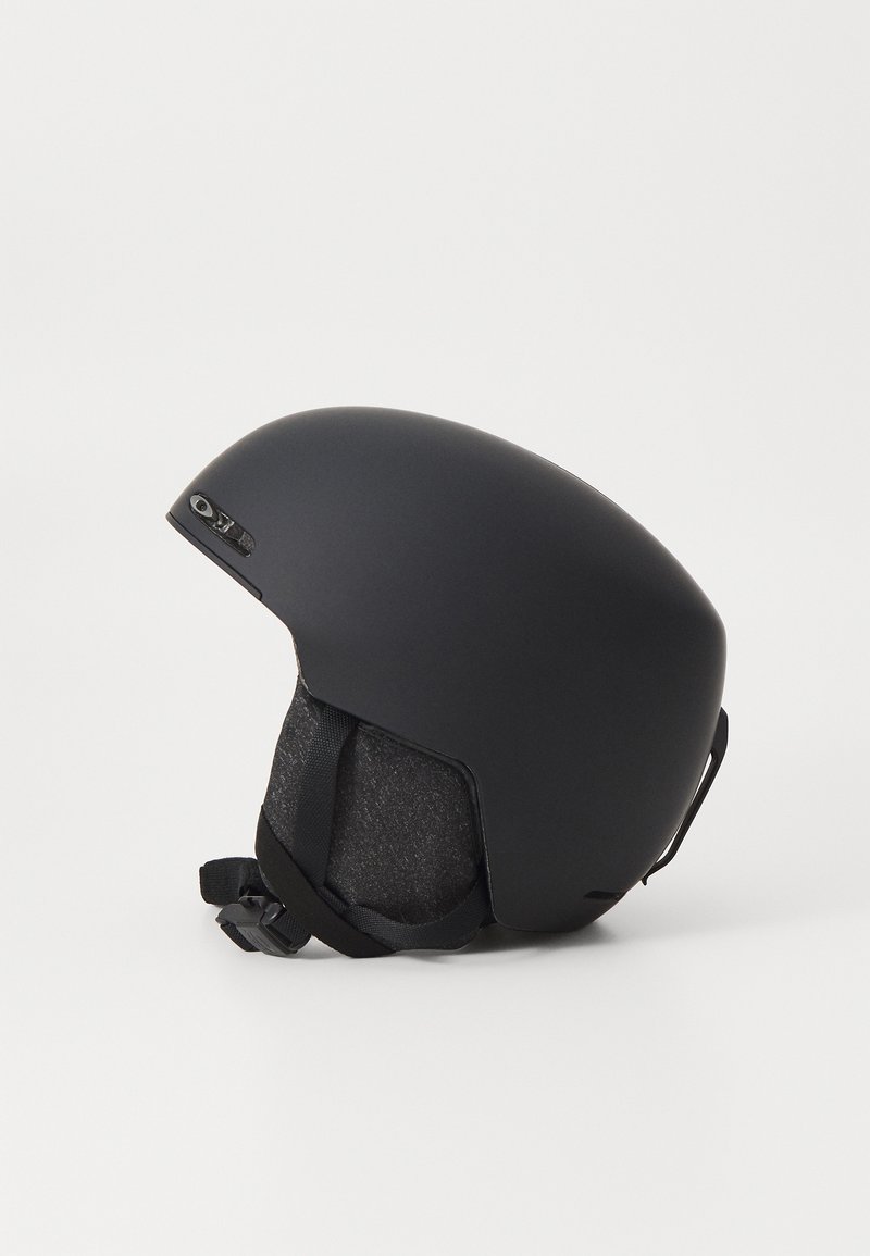 Svart hjälm med en slät, matt yta. Har en kurvig form, justerbar hakrem och vadderat innertak för komfort och säkerhet.