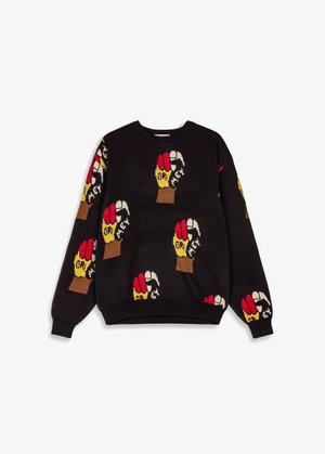 Schwarzer Strickpullover mit einem Muster aus bunten Händen mit roten Fingern und gelben Akzenten, das sich über den Stoff wiederholt.