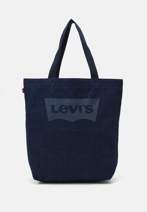 Sac fourre-tout en denim bleu foncé avec des poignées doubles en tissu et un logo Levi’s imprimé dans une teinte plus claire à l'avant. Forme rectangulaire structurée.