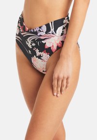 Costumi da bagno a vita alta in tessuto nero con motivi floreali di grandi dimensioni in rosa e viola. Presentano una texture liscia e una vita ripiegata.