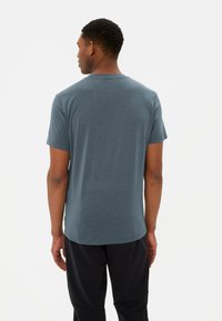 Donkerblauwe korte mouw t-shirt met een ronde halslijn, gemaakt van gladde, lichtgewicht stof. Kenmerkt zich met een klein logo op de linkermouw.