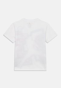 Άσπρο κοντομάνικο μπλουζάκι με διακριτικό γραφικό σχέδιο στην πλάτη, στρογγυλή λαιμόκοψη και απαλό, λείο ύφος.