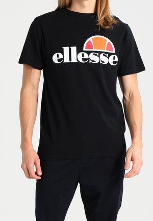 Czarny t-shirt z krótkim rękawem z białym logo "ellesse" i półokrągłą grafiką w kolorach pomarańczowym i białym. Wykonany z bawełny.