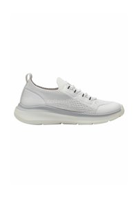 Chaussure de sport blanche avec une tige en maille tissée, accents gris, semelle flexible et une languette au talon pour un enfilage facile.