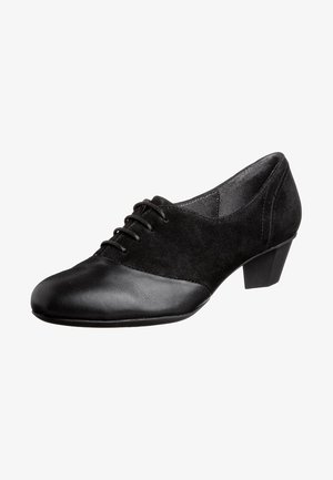 Czarny damski elegancki but na niskim obcasie z sznurowanym przodem, gładkim skórzanym czubkiem i miękką, zamszową cholewką.