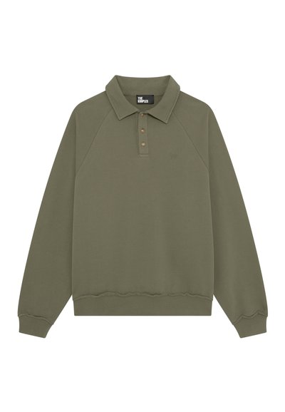 Olijfgroen pullover met een kraag, een sluiting met drie knopen, geribbelde manchetten en zoom; voorzien van raglanmouwen en een subtiele logo-applicatie.