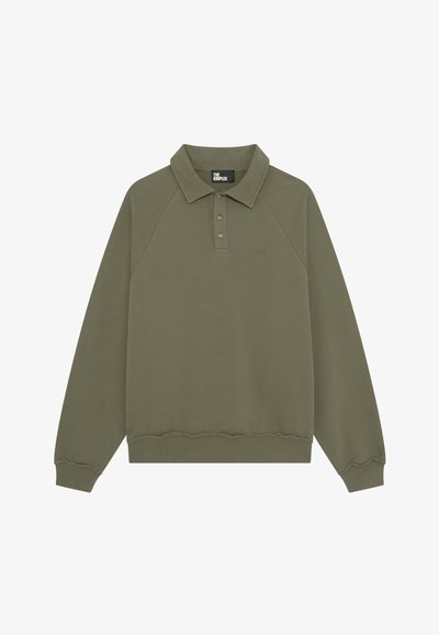 Pulóver verde caqui con cuello tipo polo, tapeta de tres botones, puños y dobladillo acanalados; cuenta con mangas raglán y un sutil detalle de logo.