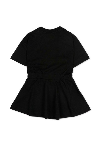 Robe courte noire à manches courtes avec une taille cintrée et une jupe évasée, vue de dos sur un fond blanc.