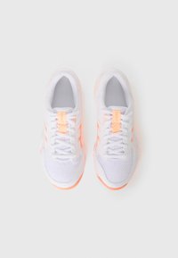 Scarpe sportive bianche con una tomaia in rete, caratterizzate da accenti rosa-arancio, una finitura testurizzata e lacci piatti. Punta arrotondata e colletto imbottito.