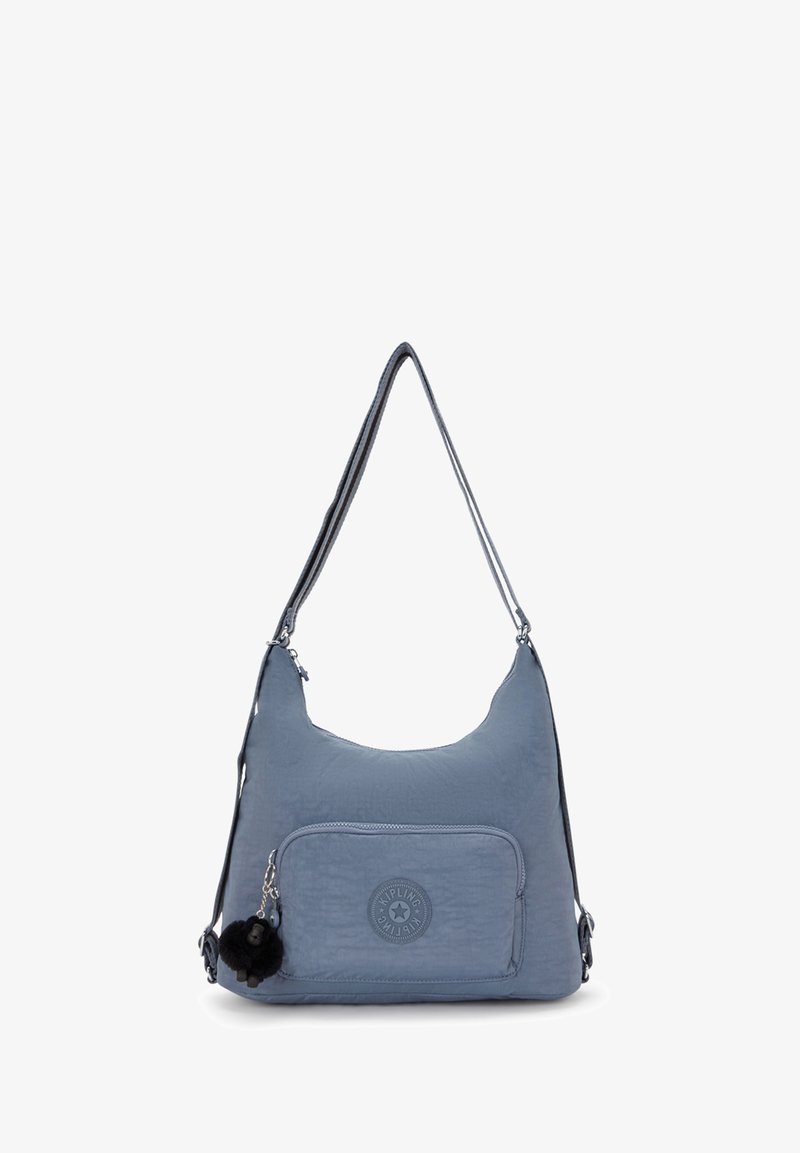 Torba hobo w miękkim niebieskim nylonie, z przednią kieszenią, regulowanym paskiem na ramię, naszywką z logo oraz odpinanym pomponem.