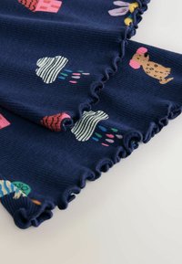 Kokvilnas tumši zils audums ar daudzkrāsainiem rakstiem, kuros attēlotas mājas, mākoņi un suņi, ar kroku malu detaļu. Teksturēta virsma.