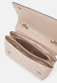 Borsa a tracolla in pelle rosa trapuntata con hardware dorato. L'interno presenta più scomparti e una fodera liscia. Chiusura con bottoni decorativi.