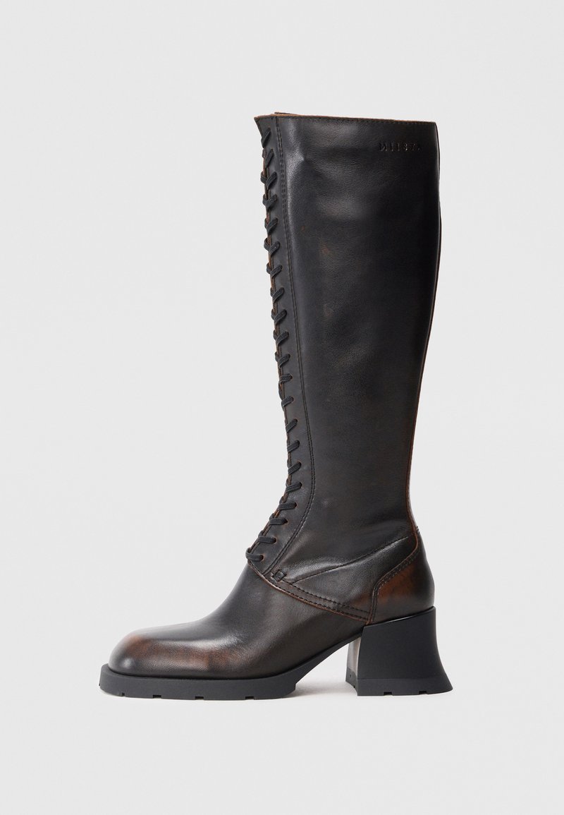 Fekete bőrből készült térdig érő csizma, fűzős kialakítással, lekerekített orral, tömbsarokkal és kontrasztos varrással az oldalán.